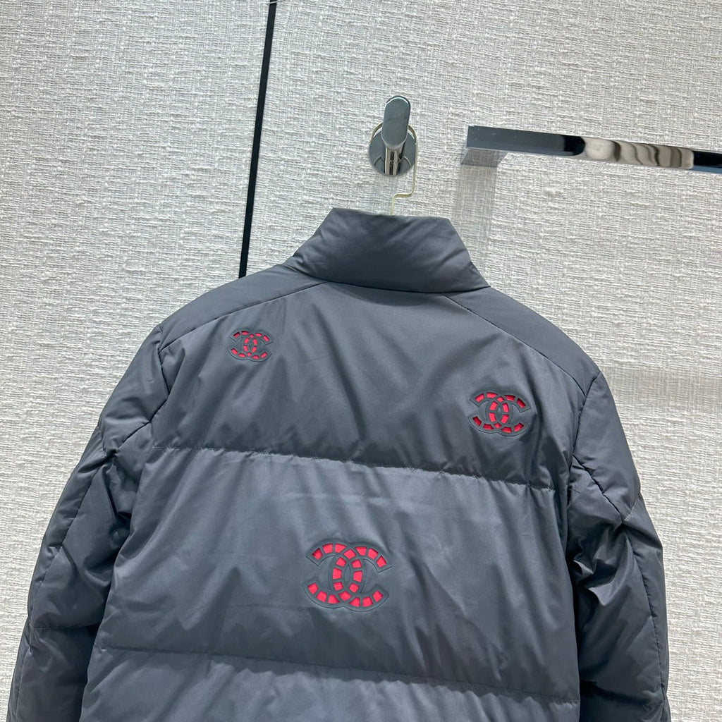 Hollowed-out, seam-sealed short down jacket