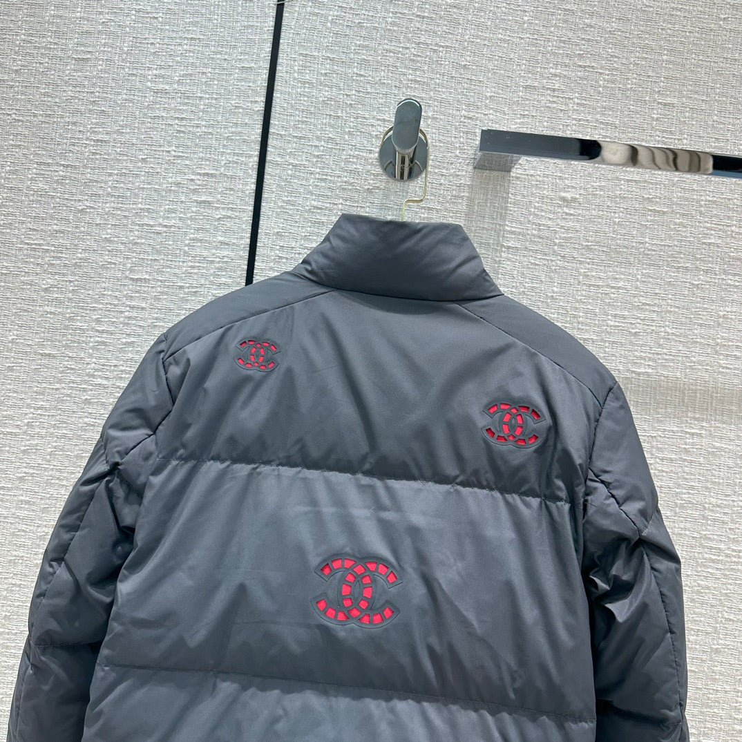Hollowed-out, seam-sealed short down jacket