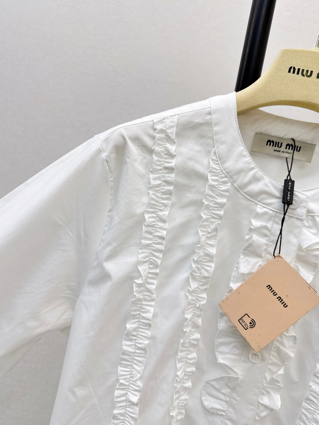 Round neck, ruffled trim, long-sleeved shirt