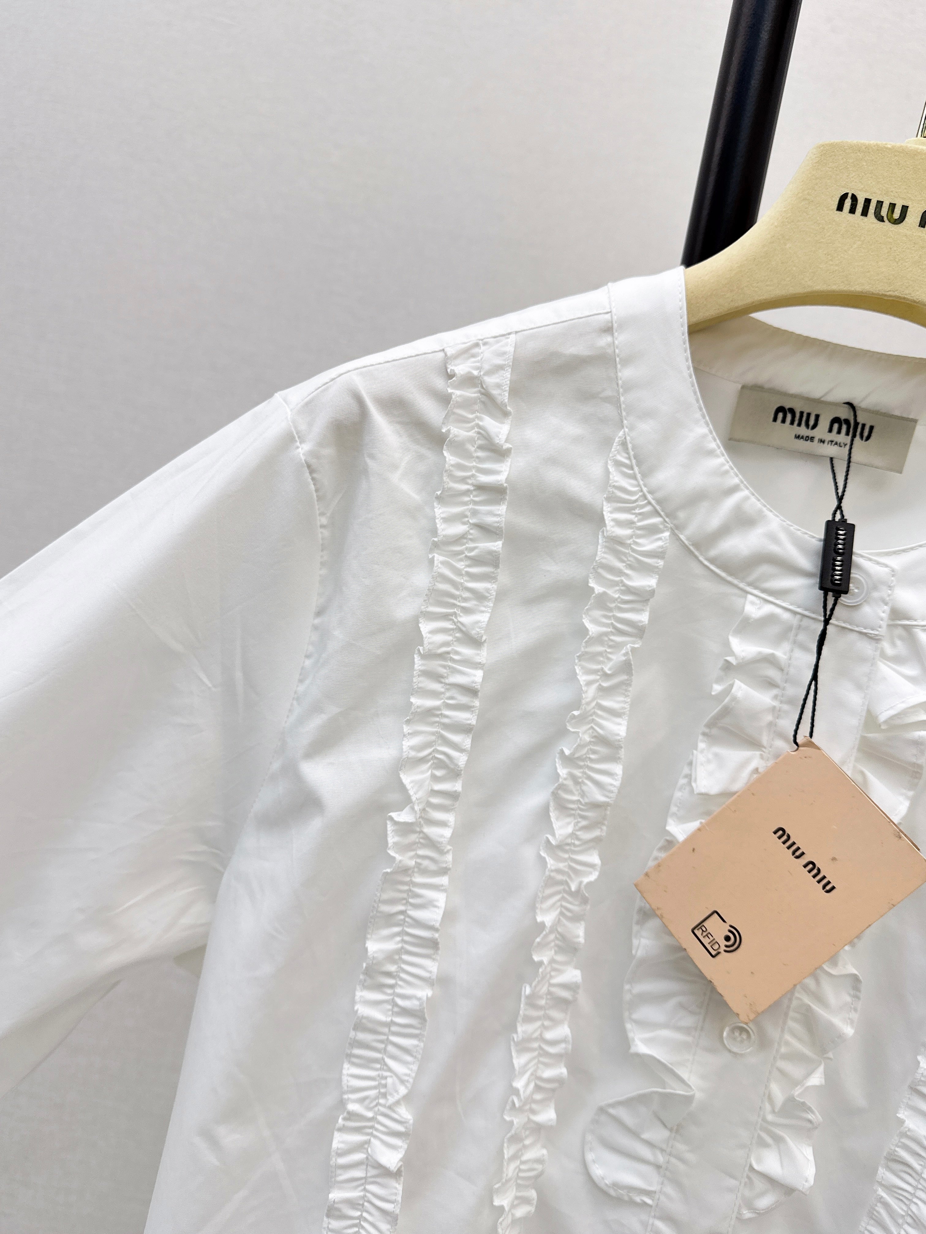 Round neck, ruffled trim, long-sleeved shirt