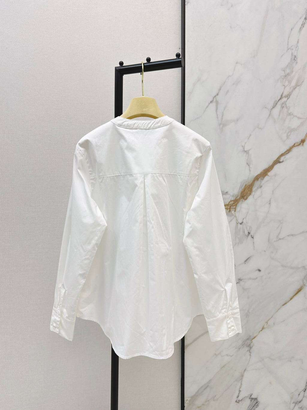 Round neck, ruffled trim, long-sleeved shirt