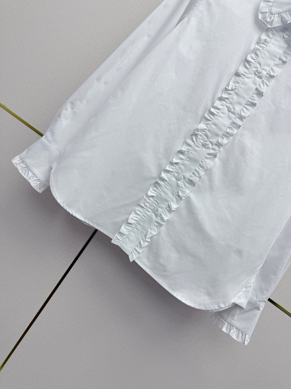 Ruffled trim long-sleeved shirt
