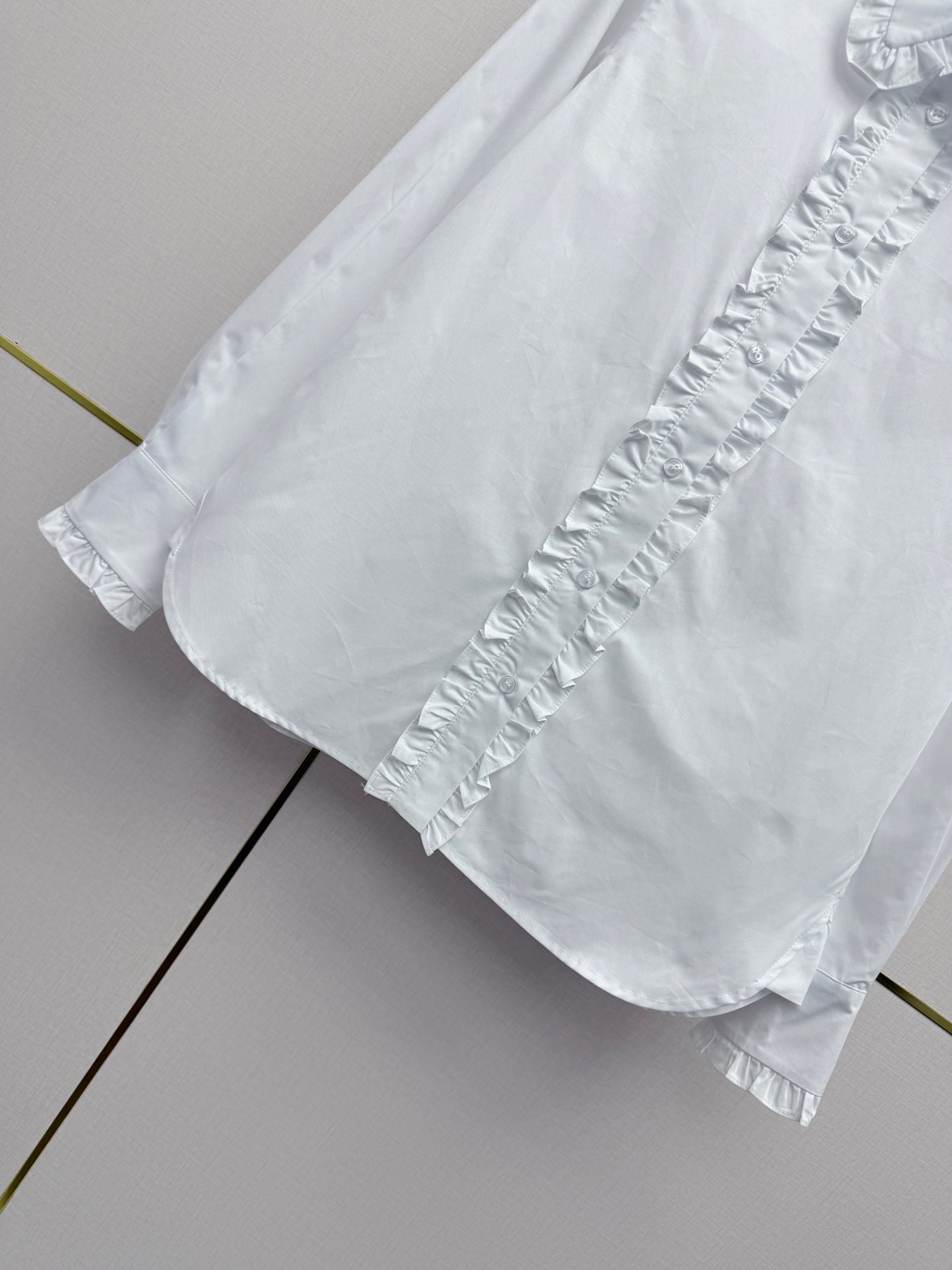 Ruffled trim long-sleeved shirt