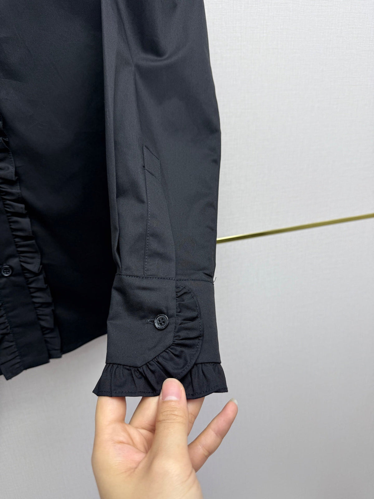 Ruffled trim long-sleeved shirt