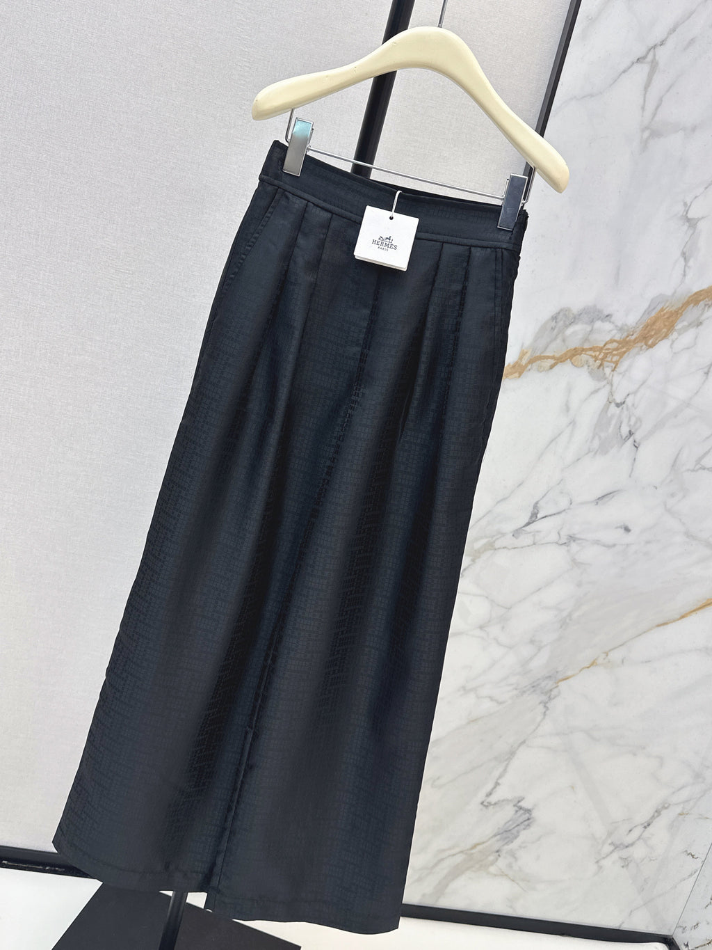 High-waisted elasticated pleated cotton trousers