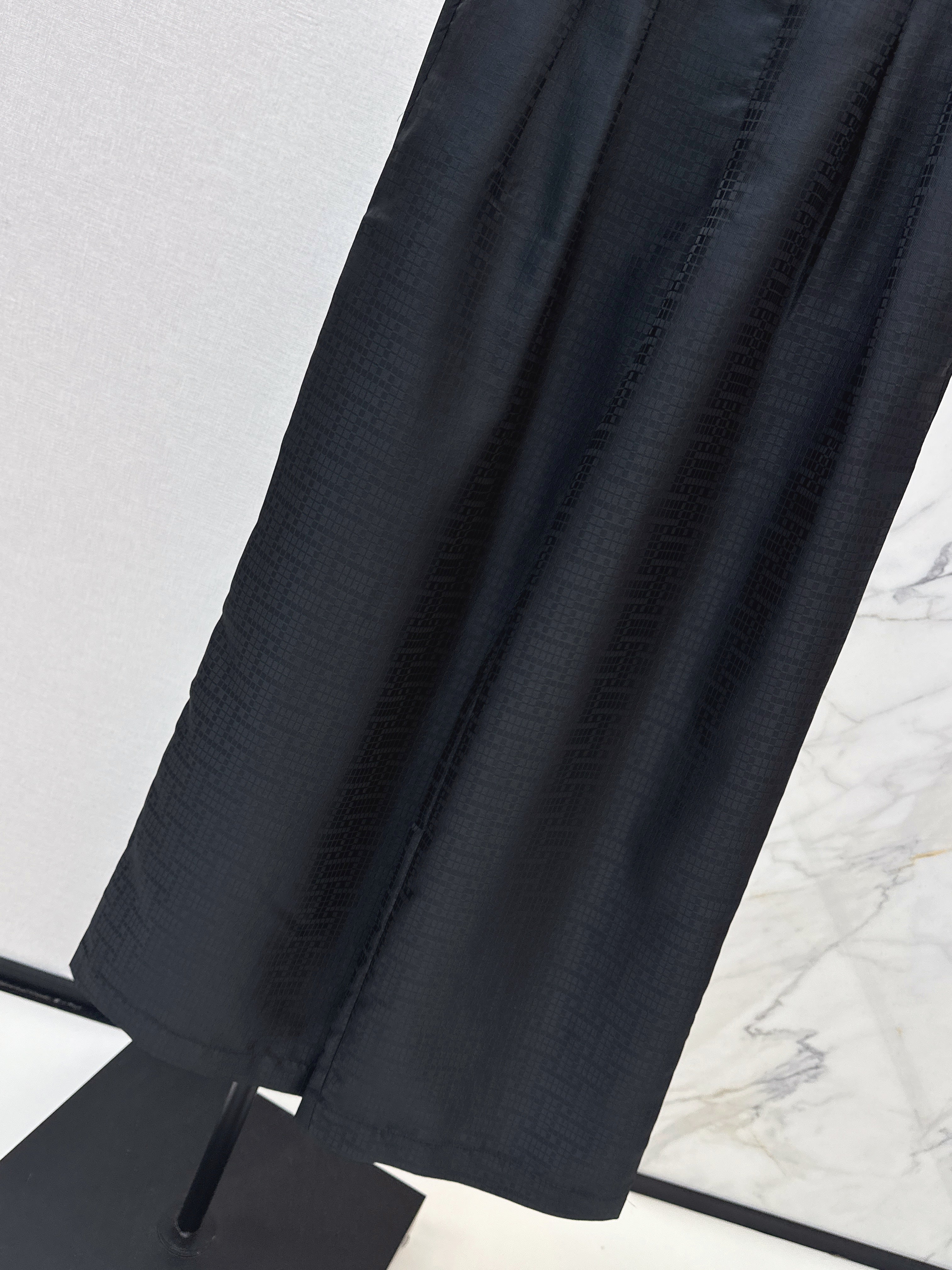 High-waisted elasticated pleated cotton trousers