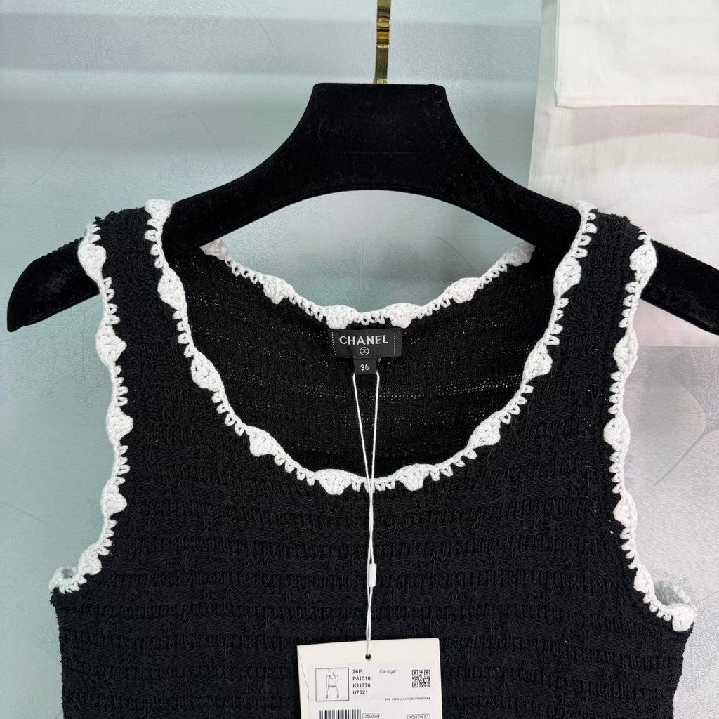 Wavy-edged Knit Vest