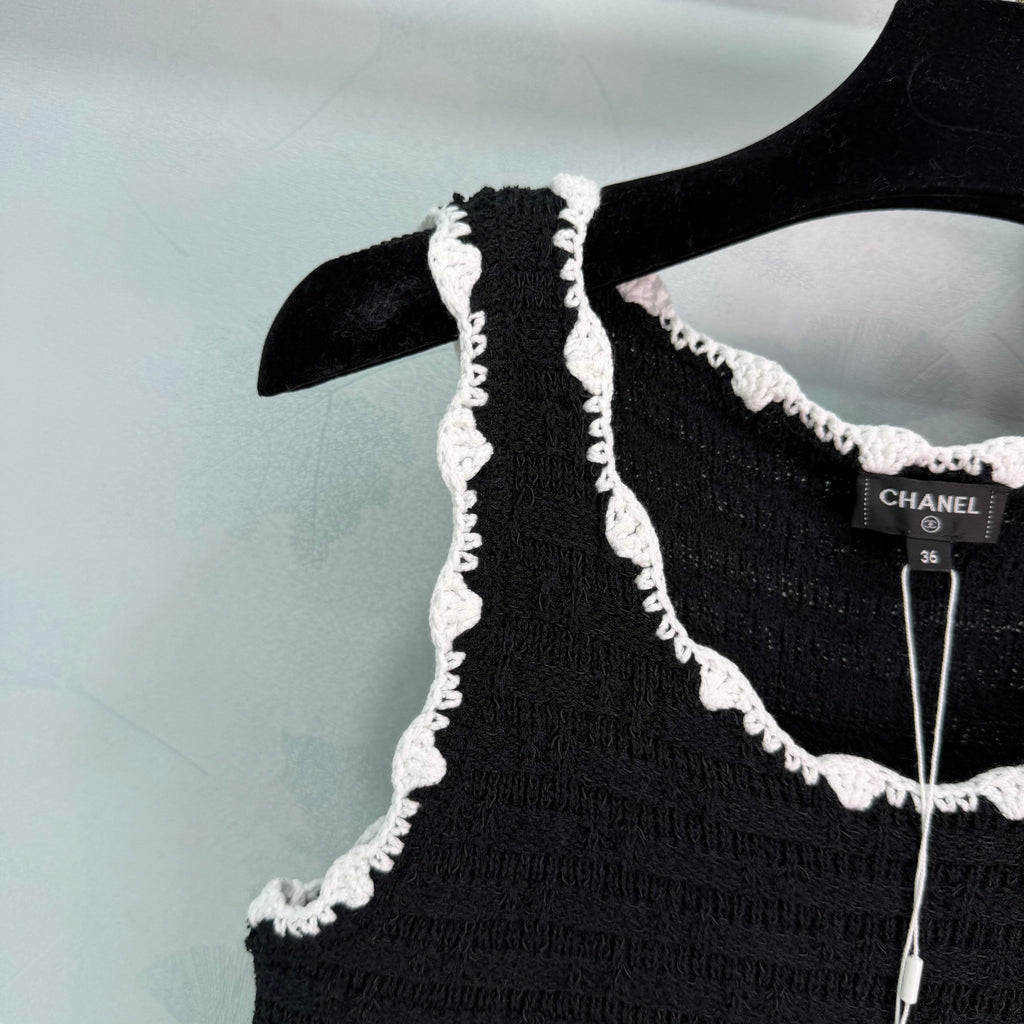 Wavy-edged Knit Vest