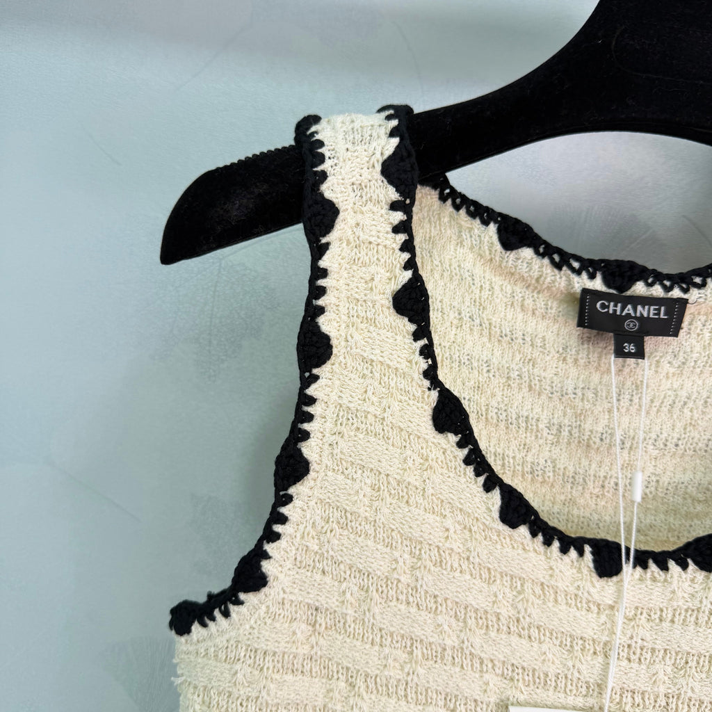 Wavy-edged Knit Vest