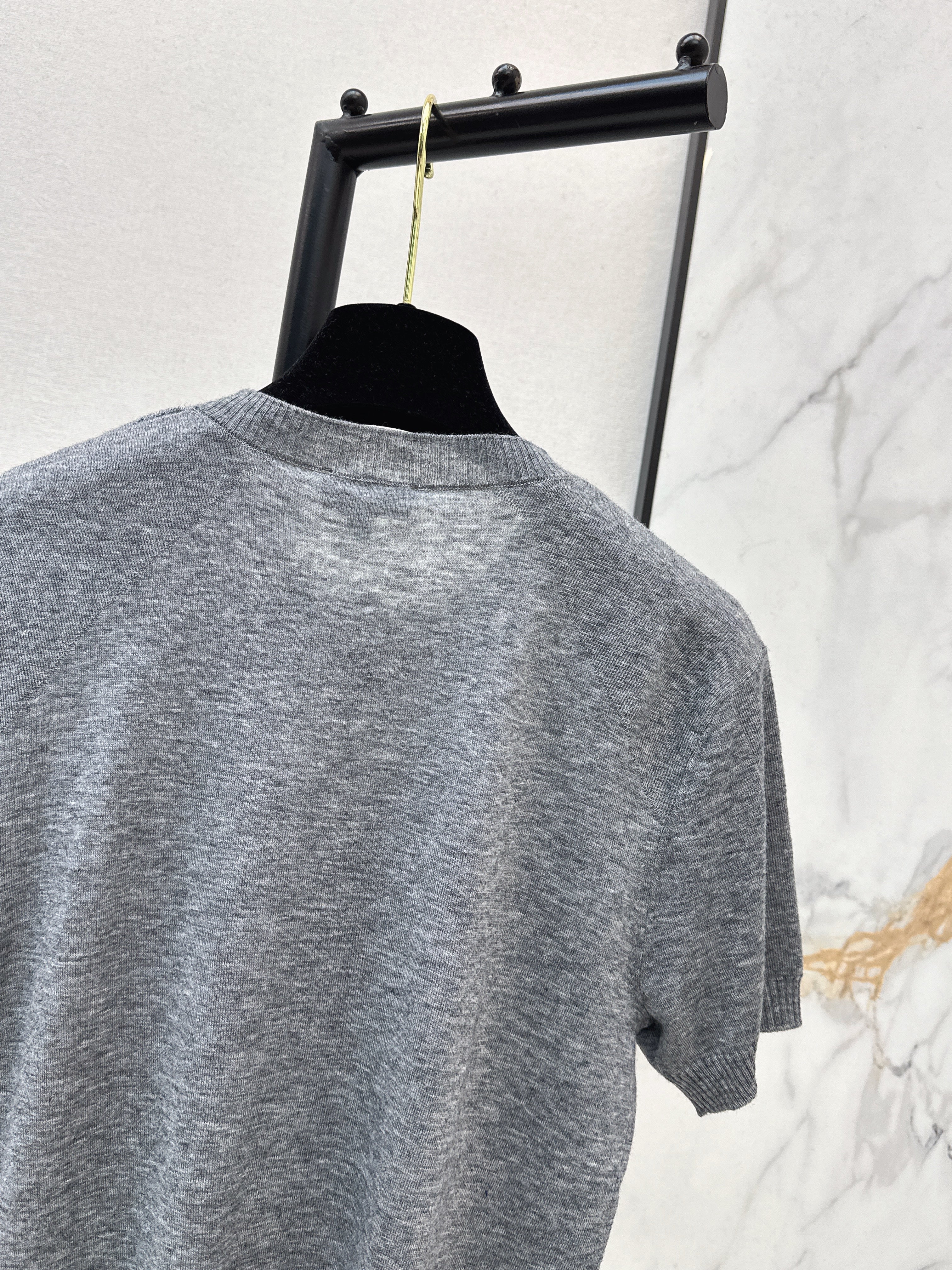Warm-toned knit short-sleeved top