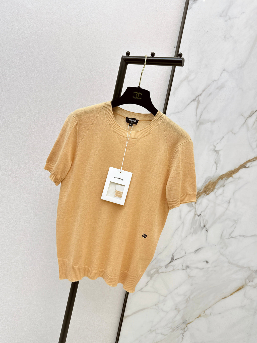 Warm-toned knit short-sleeved top