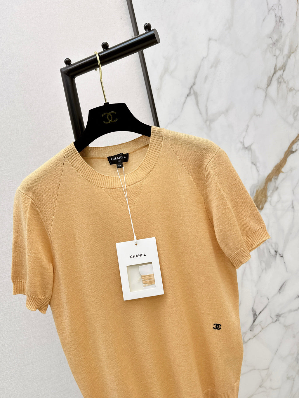Warm-toned knit short-sleeved top