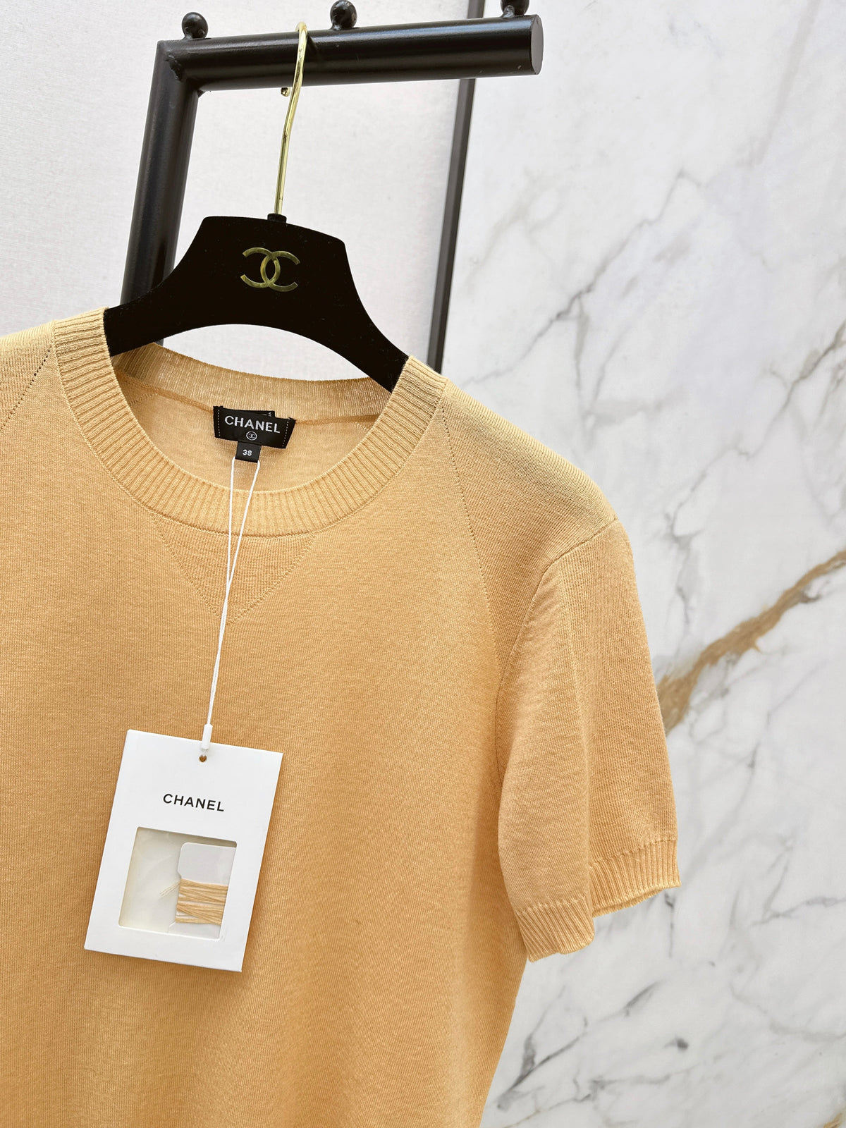 Warm-toned knit short-sleeved top