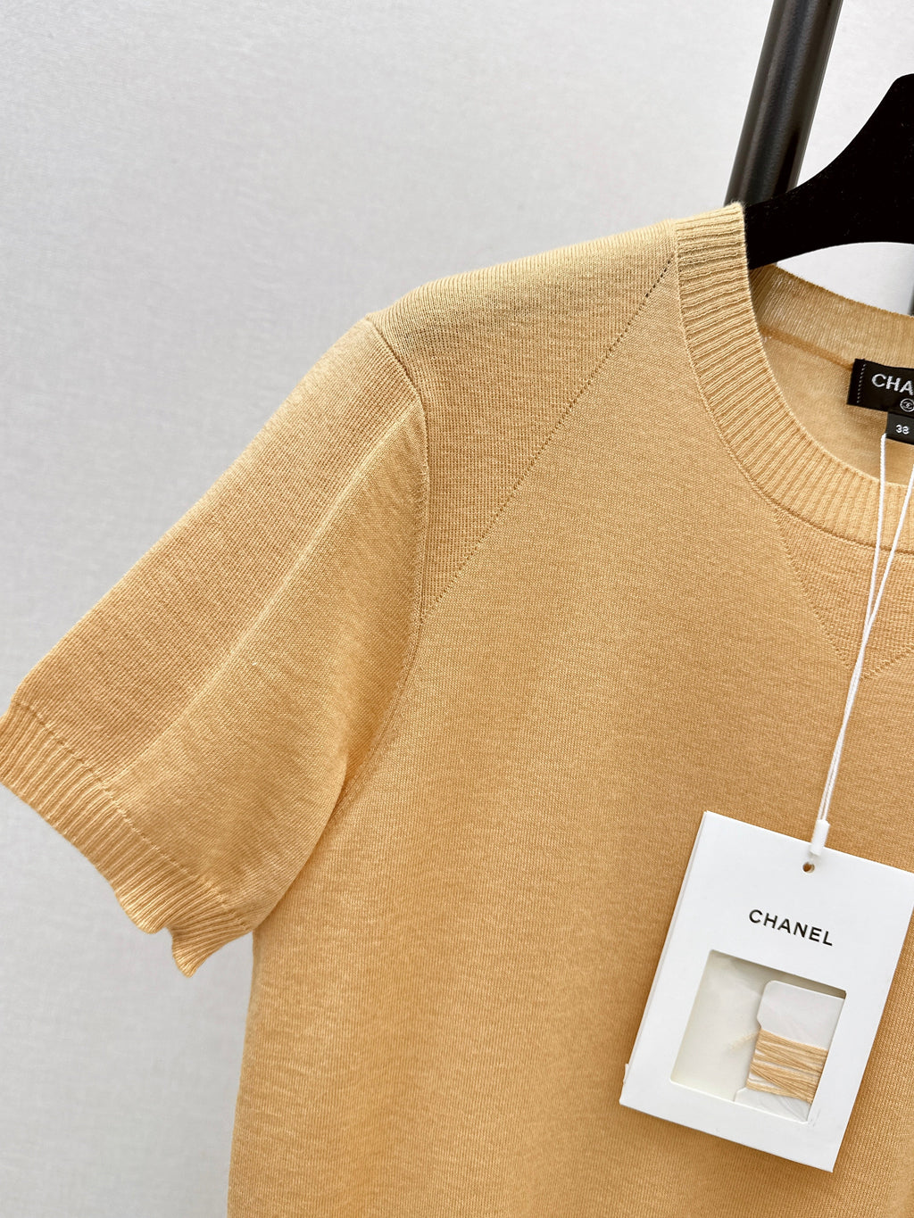 Warm-toned knit short-sleeved top
