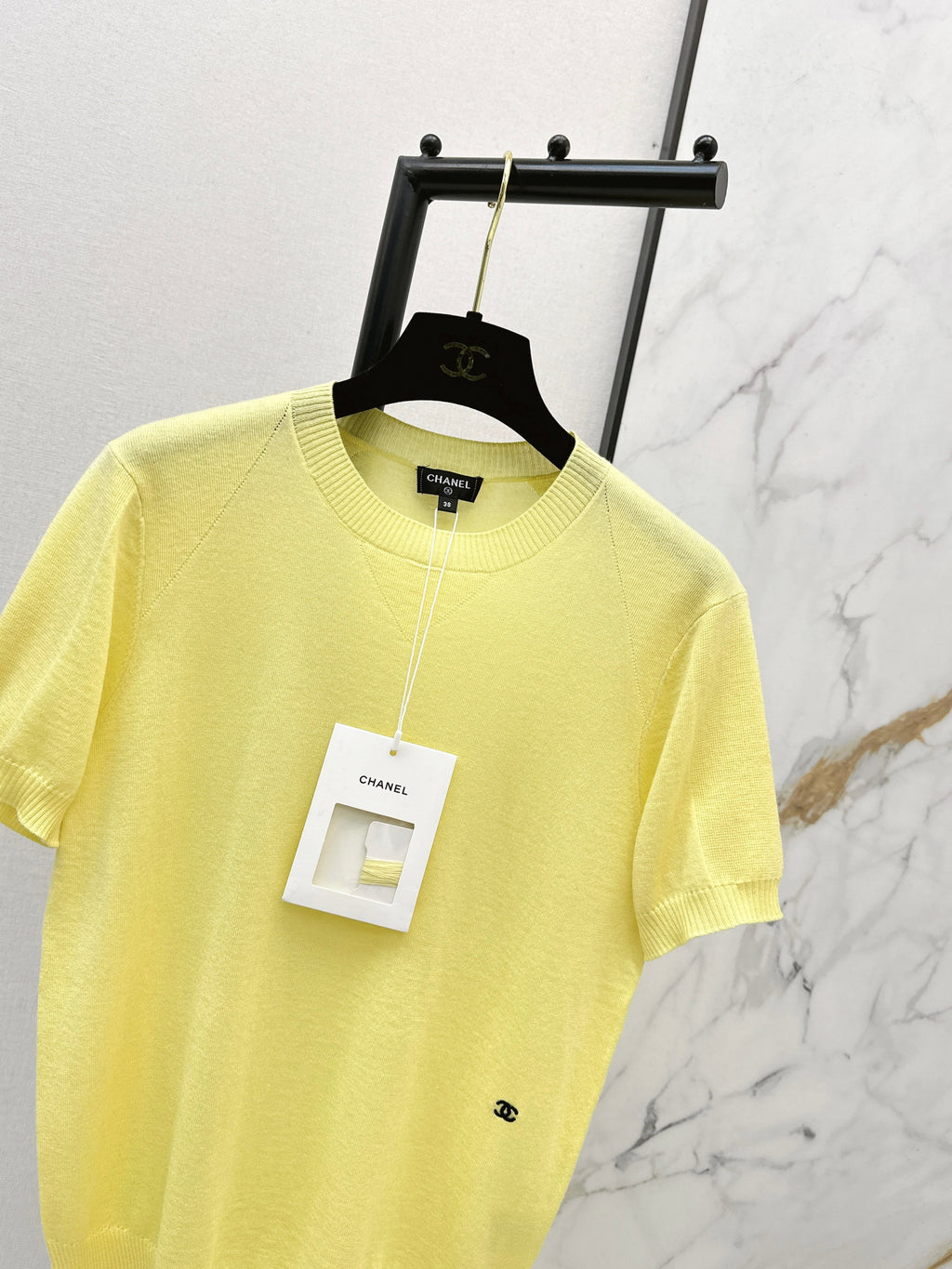 Warm-toned knit short-sleeved top
