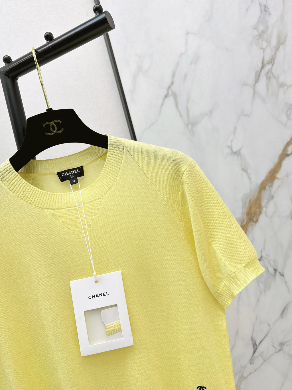 Warm-toned knit short-sleeved top