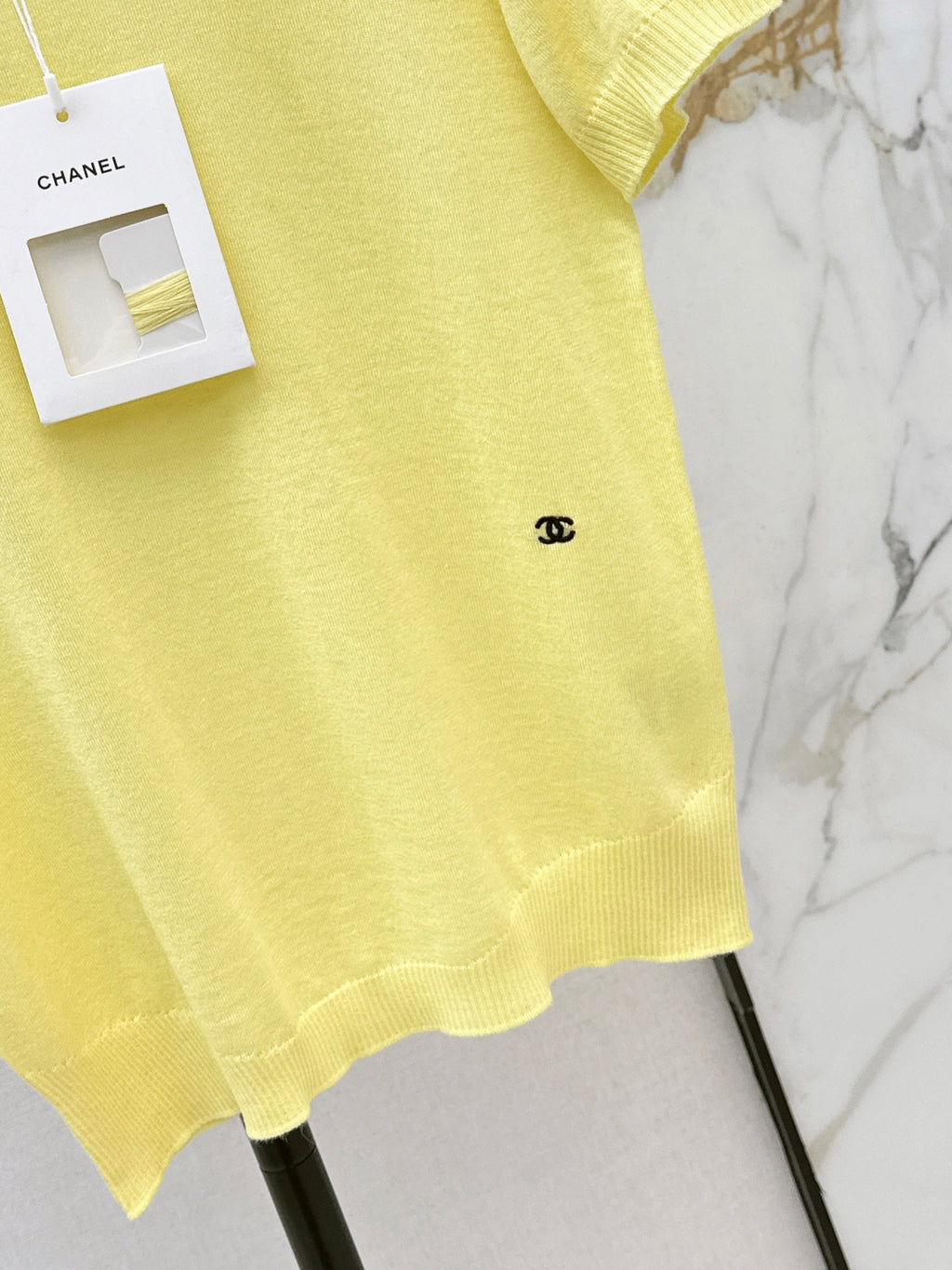 Warm-toned knit short-sleeved top