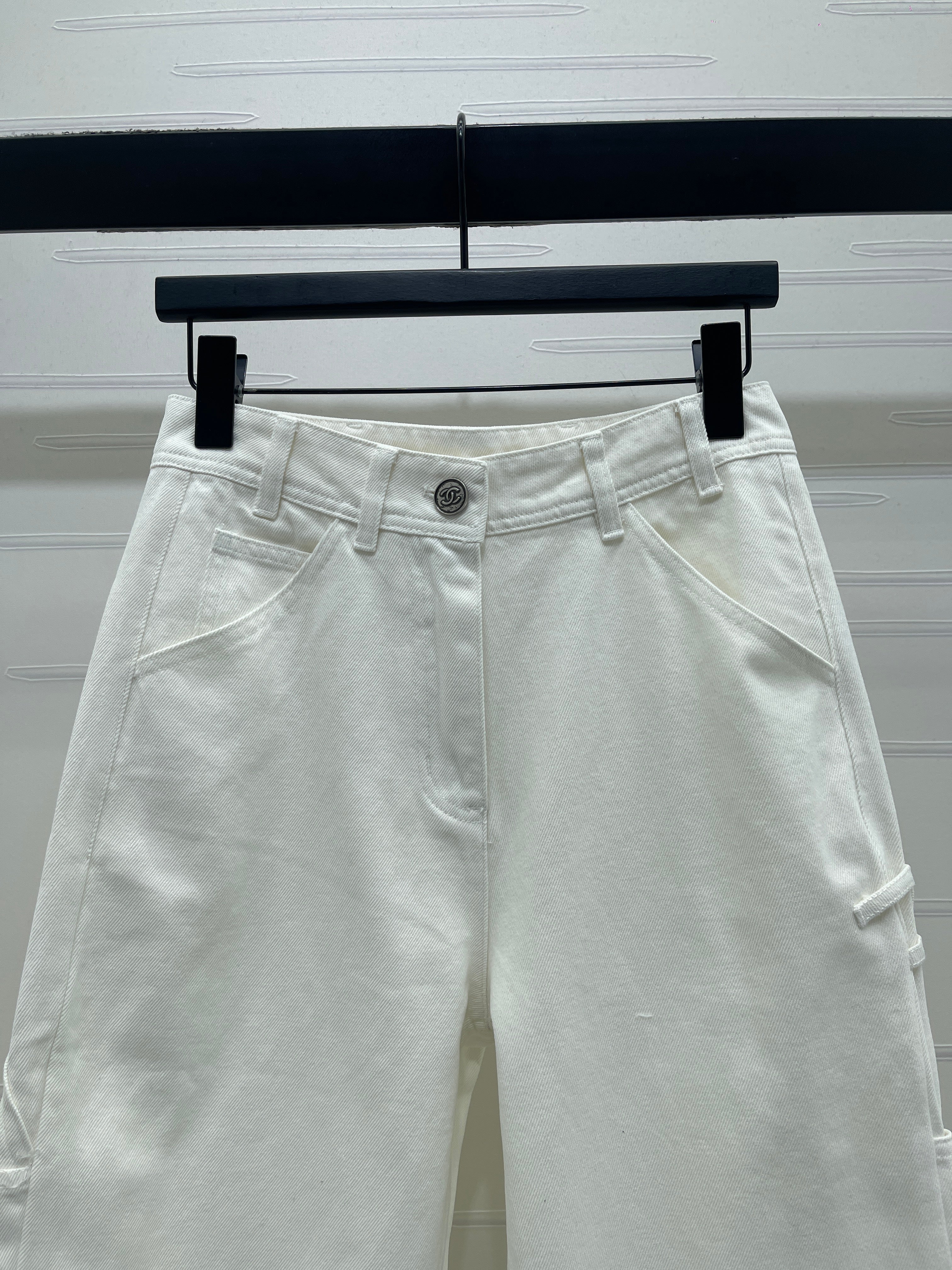 Vintage-style high-waisted jeans