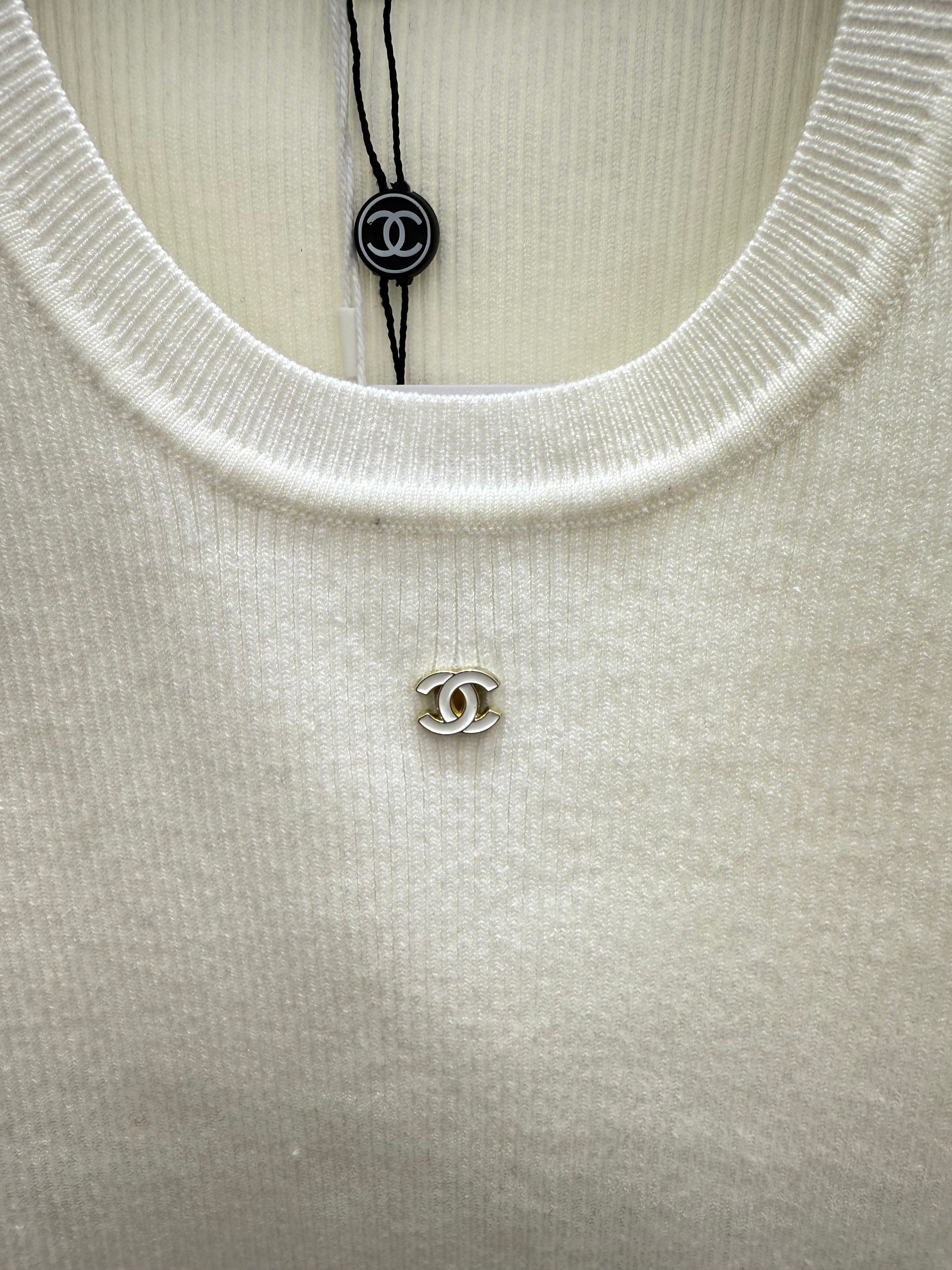 Stylish and elegant knitted vest