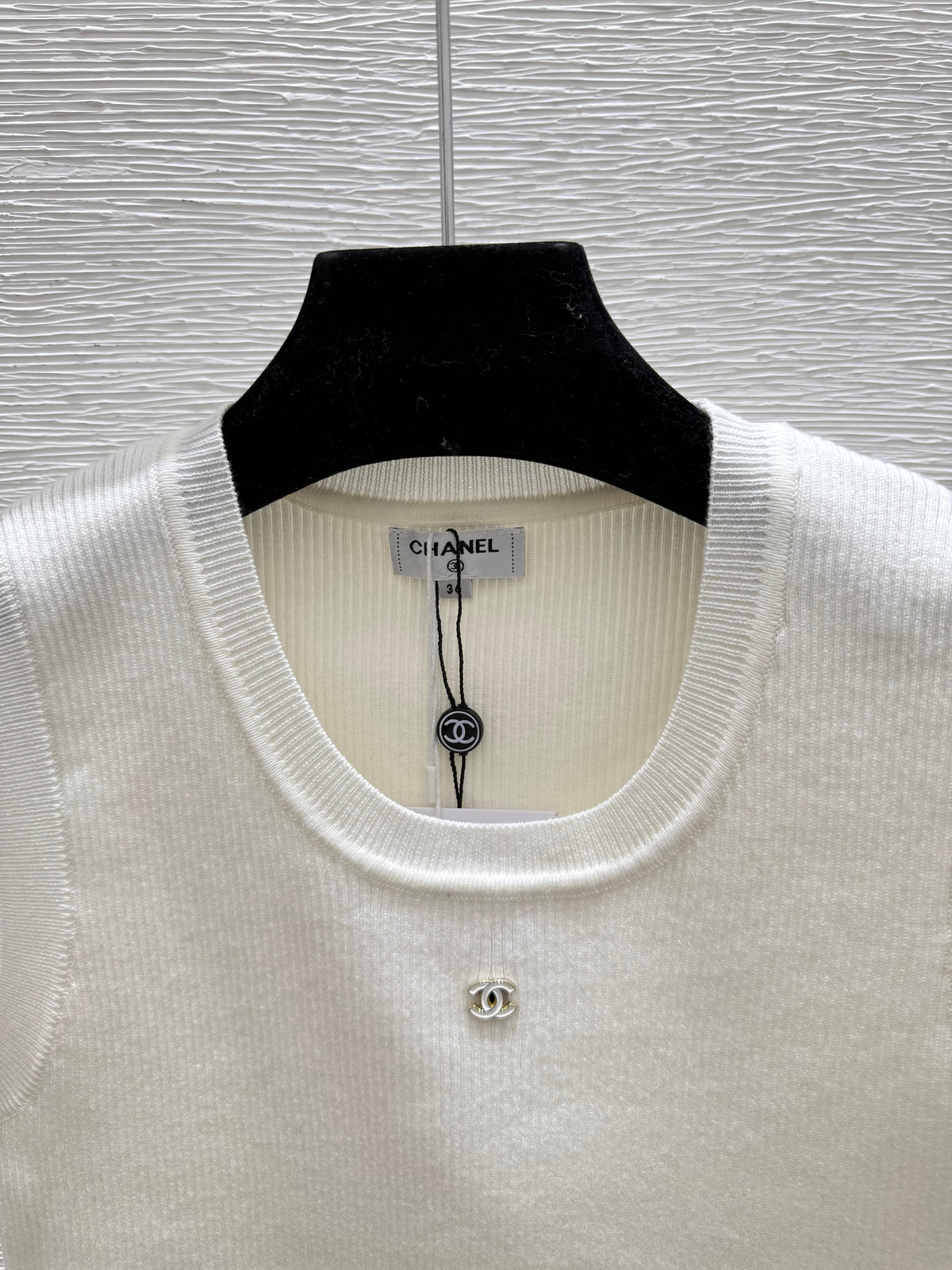 Stylish and elegant knitted vest