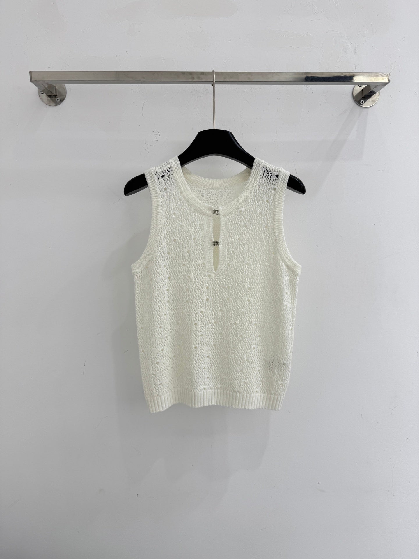 Hollow-out vest