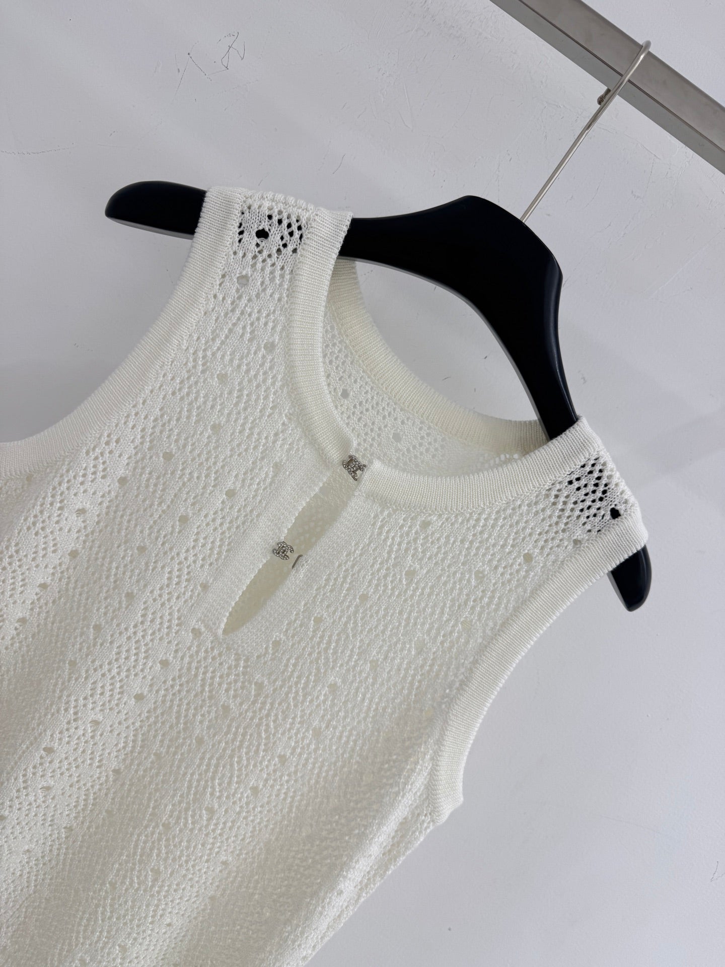 Hollow-out vest