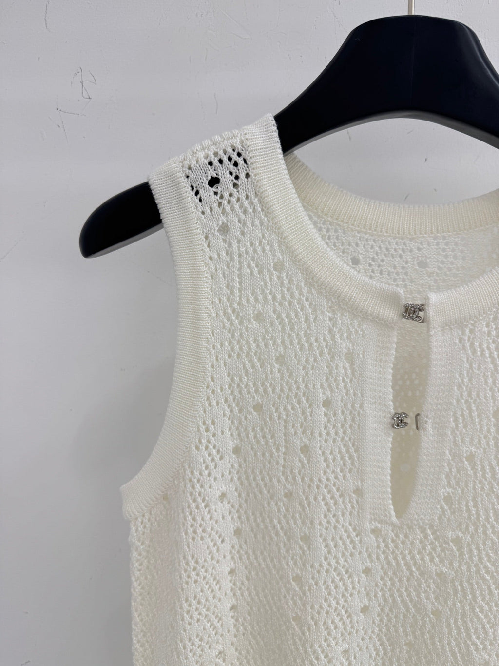 Hollow-out vest