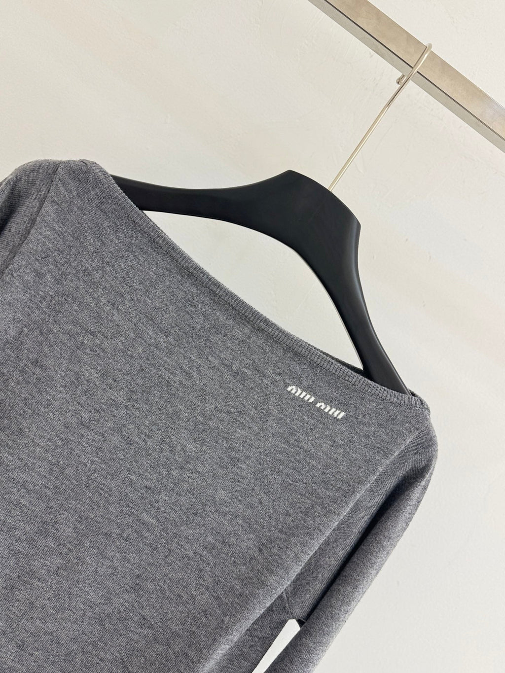 Off-the-shoulder long-sleeved knitwear