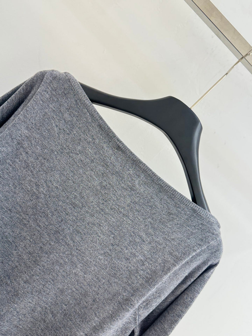 Off-the-shoulder long-sleeved knitwear