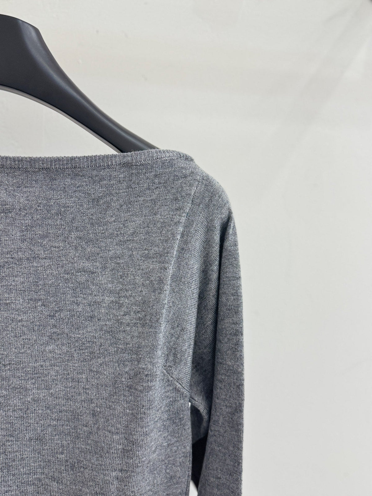 Off-the-shoulder long-sleeved knitwear