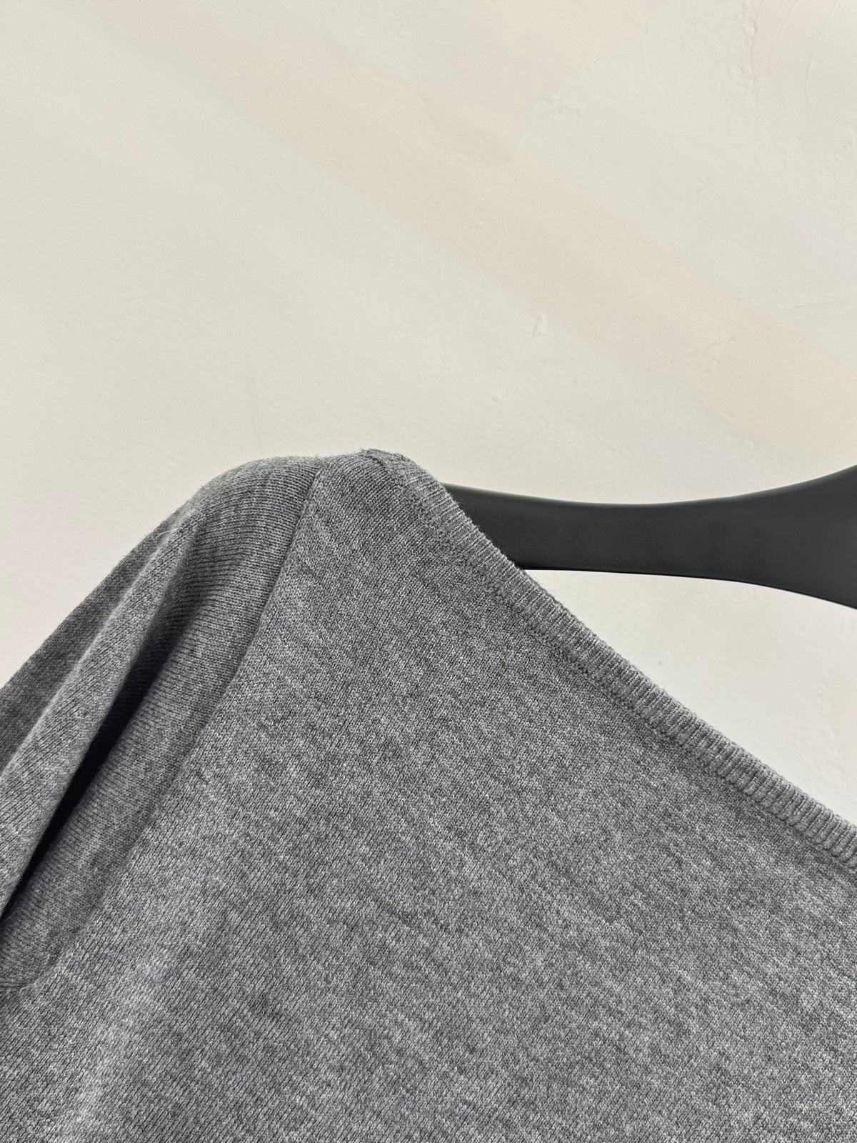 Off-the-shoulder long-sleeved knitwear