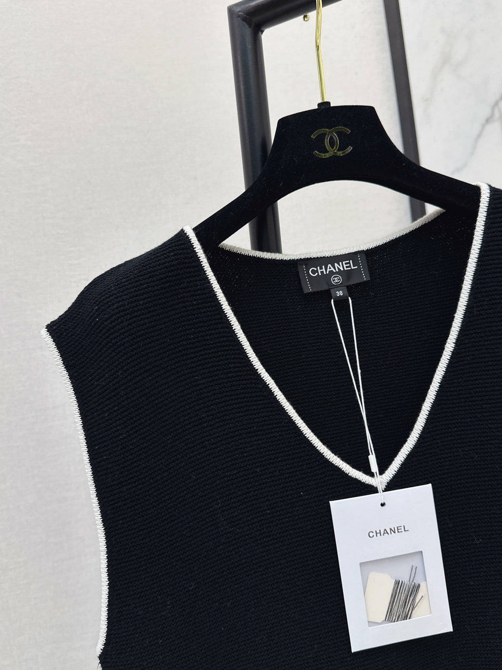 Color-blocked V-neck knit vest