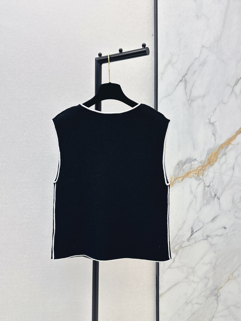 Color-blocked V-neck knit vest