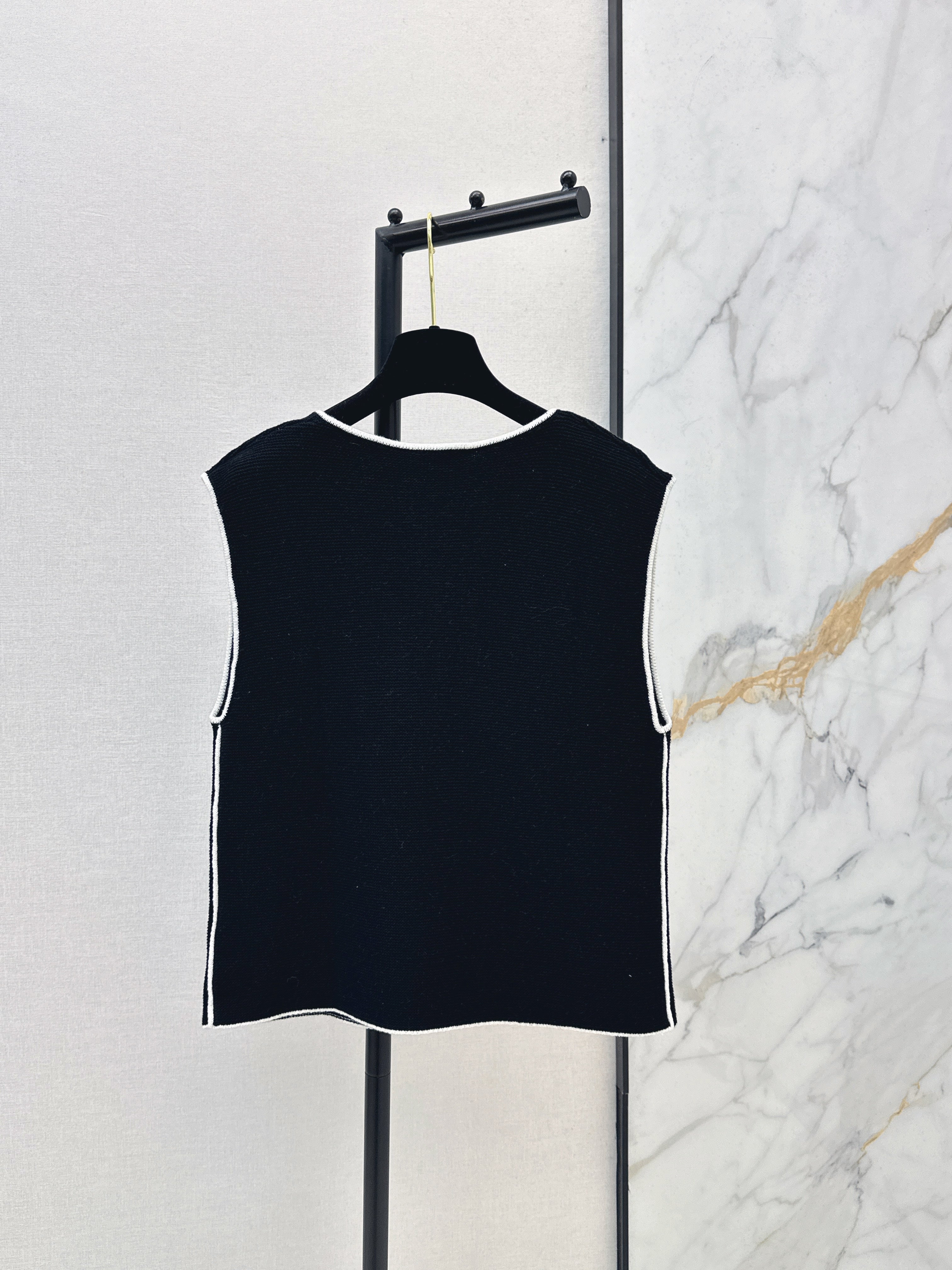 Color-blocked V-neck knit vest