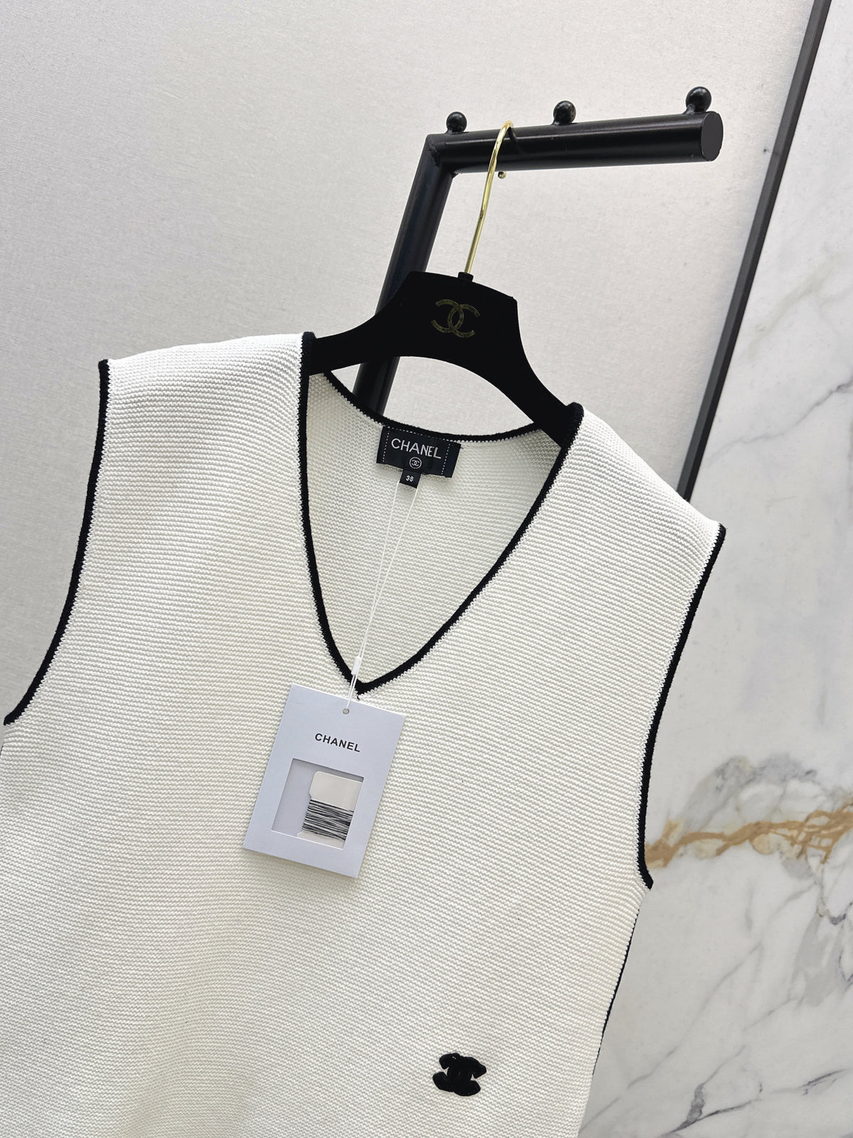 Color-blocked V-neck knit vest