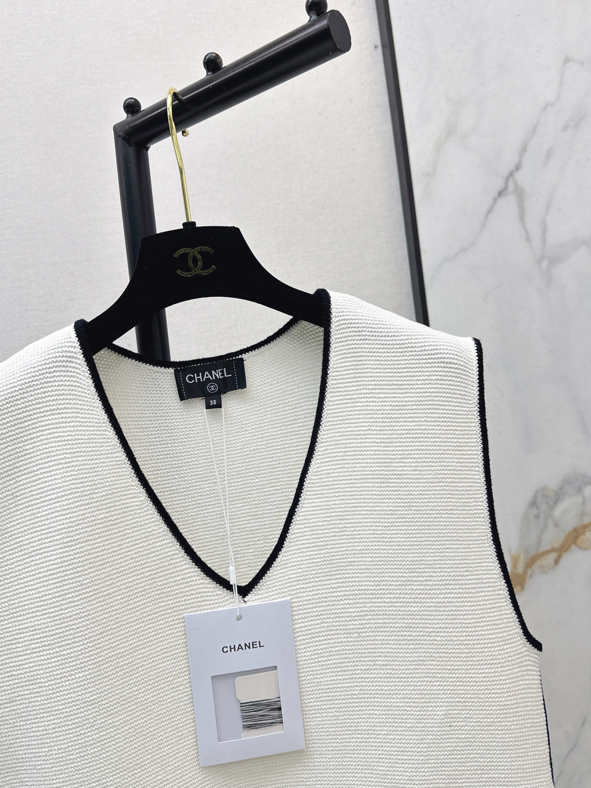 Color-blocked V-neck knit vest
