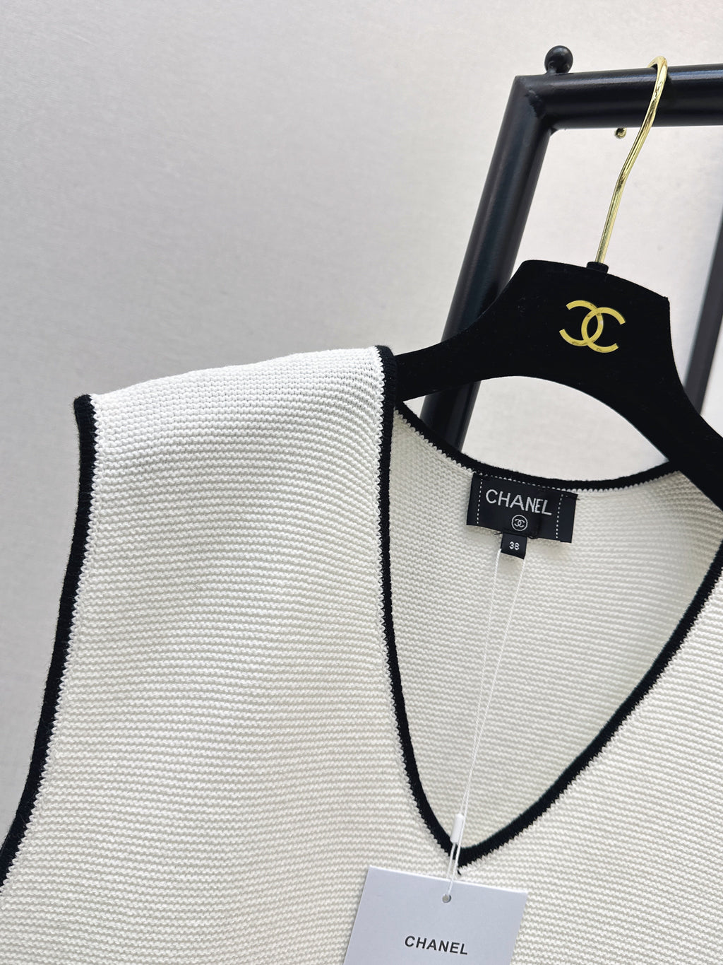 Color-blocked V-neck knit vest