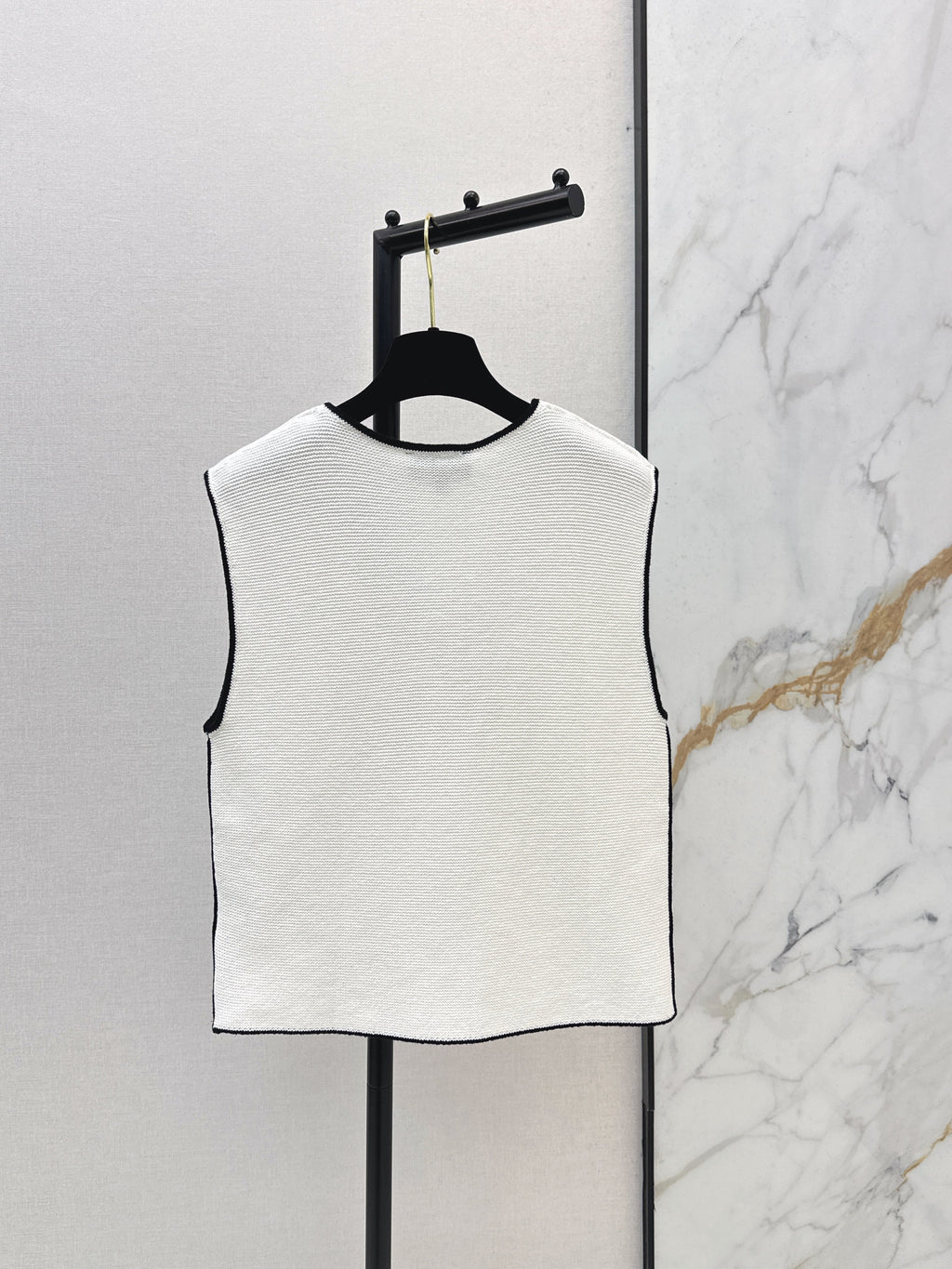 Color-blocked V-neck knit vest