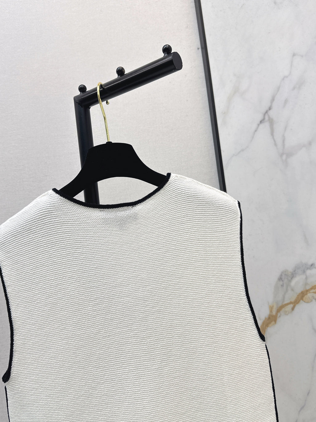 Color-blocked V-neck knit vest