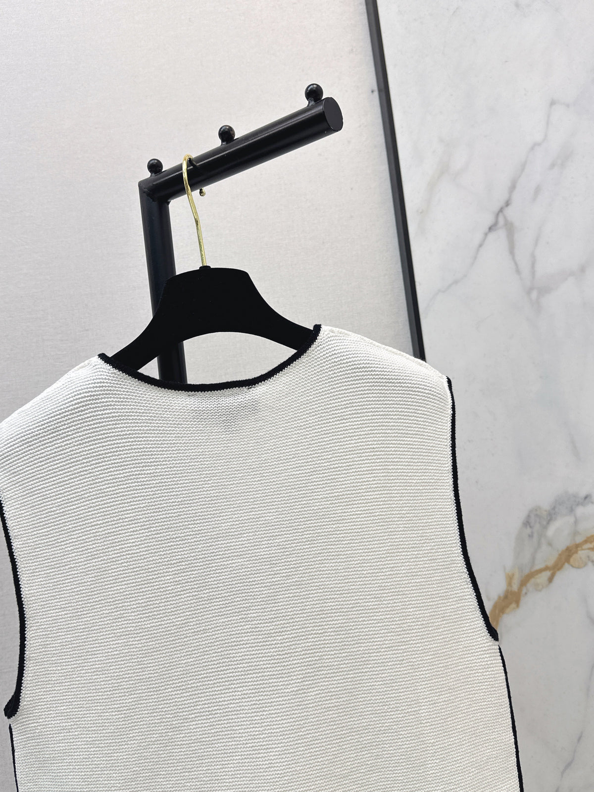 Color-blocked V-neck knit vest
