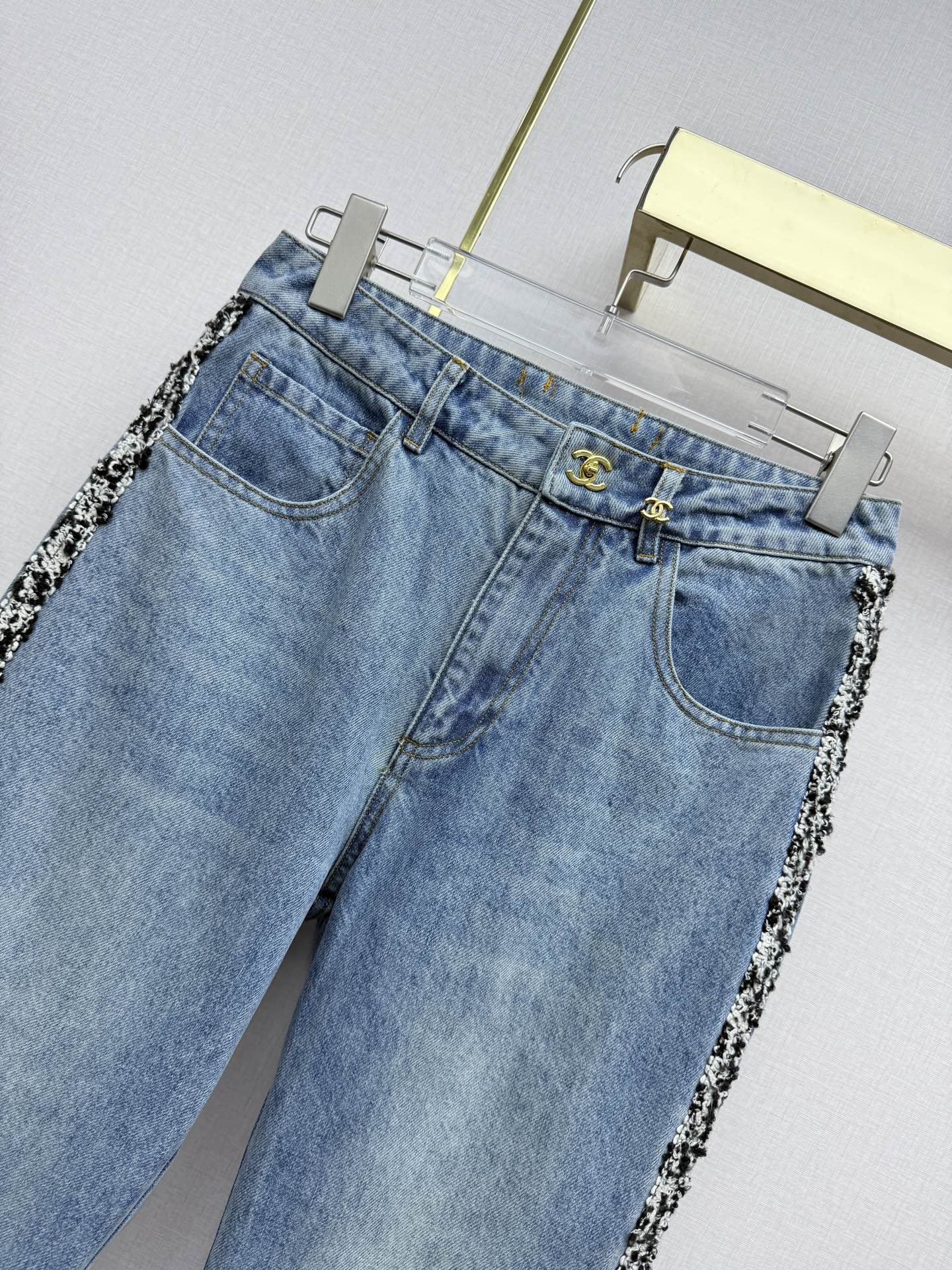 Straight-leg jeans with gold buttons