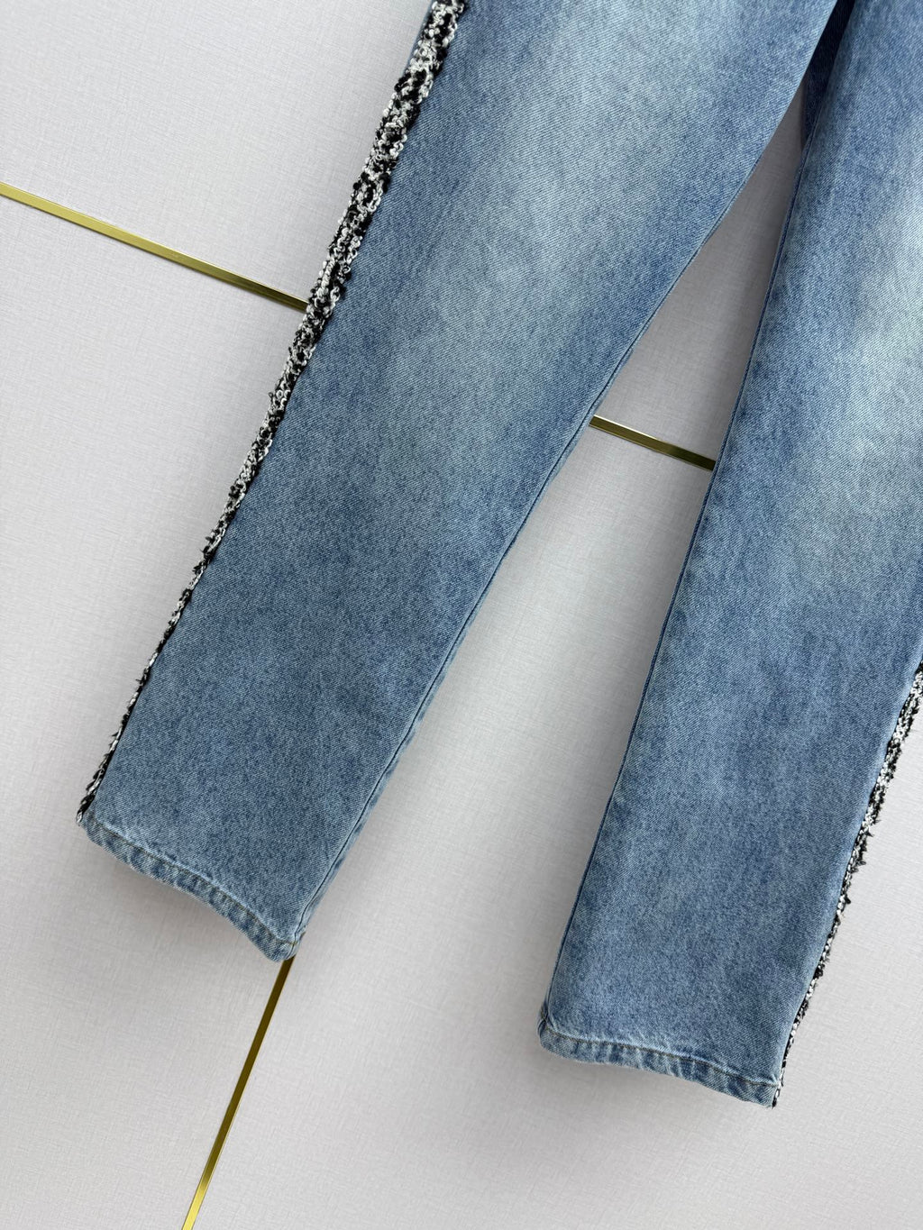 Straight-leg jeans with gold buttons