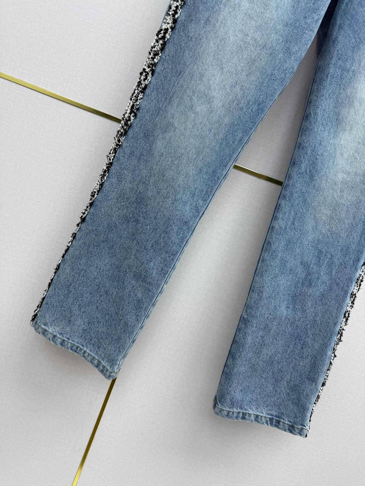 Straight-leg jeans with gold buttons