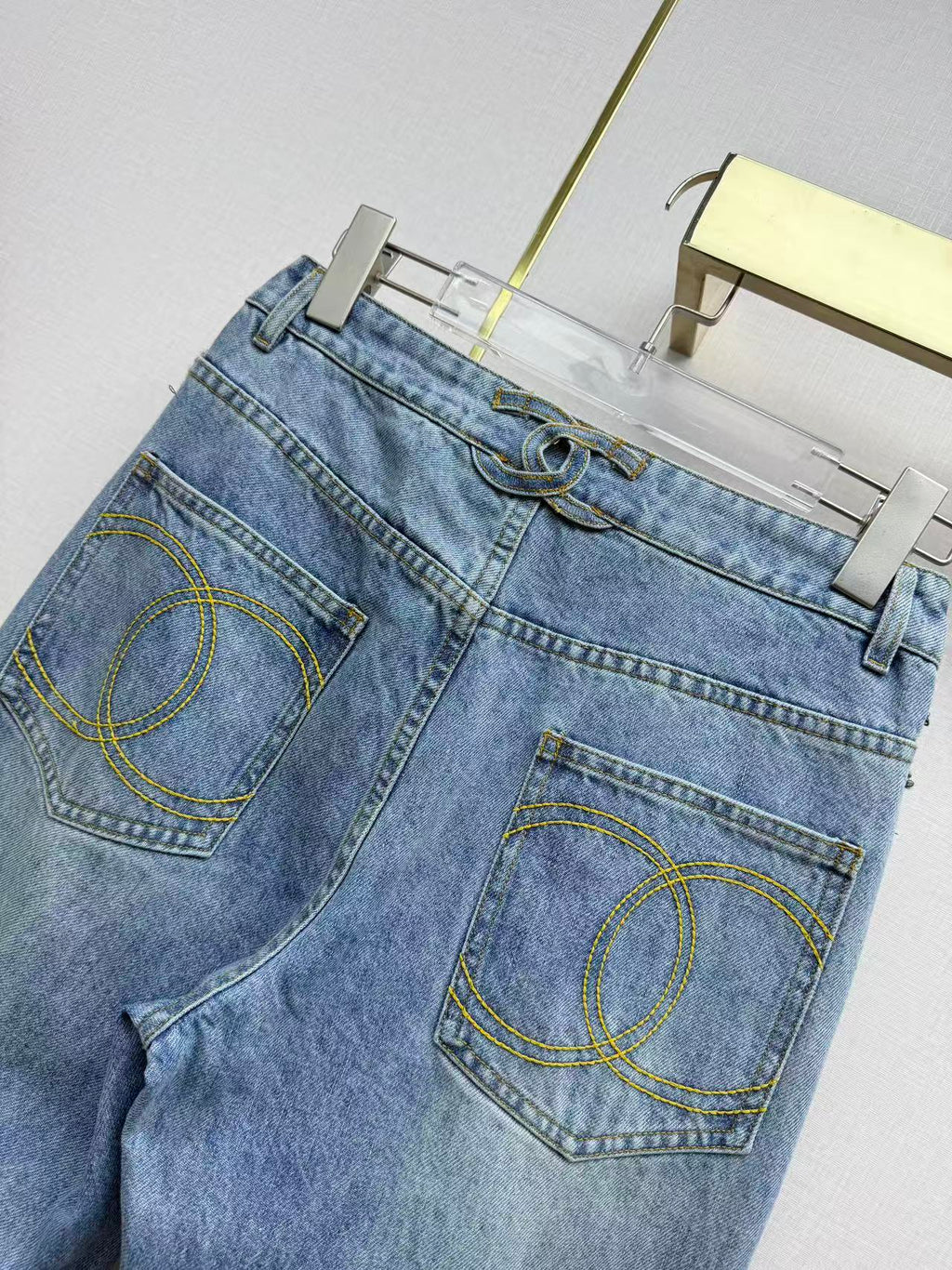 Straight-leg jeans with gold buttons