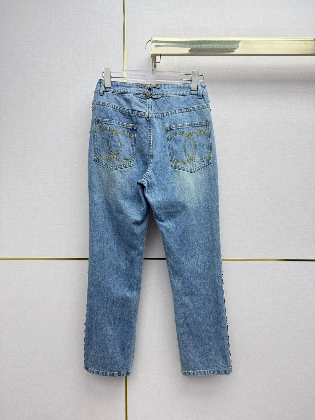 Straight-leg jeans with gold buttons