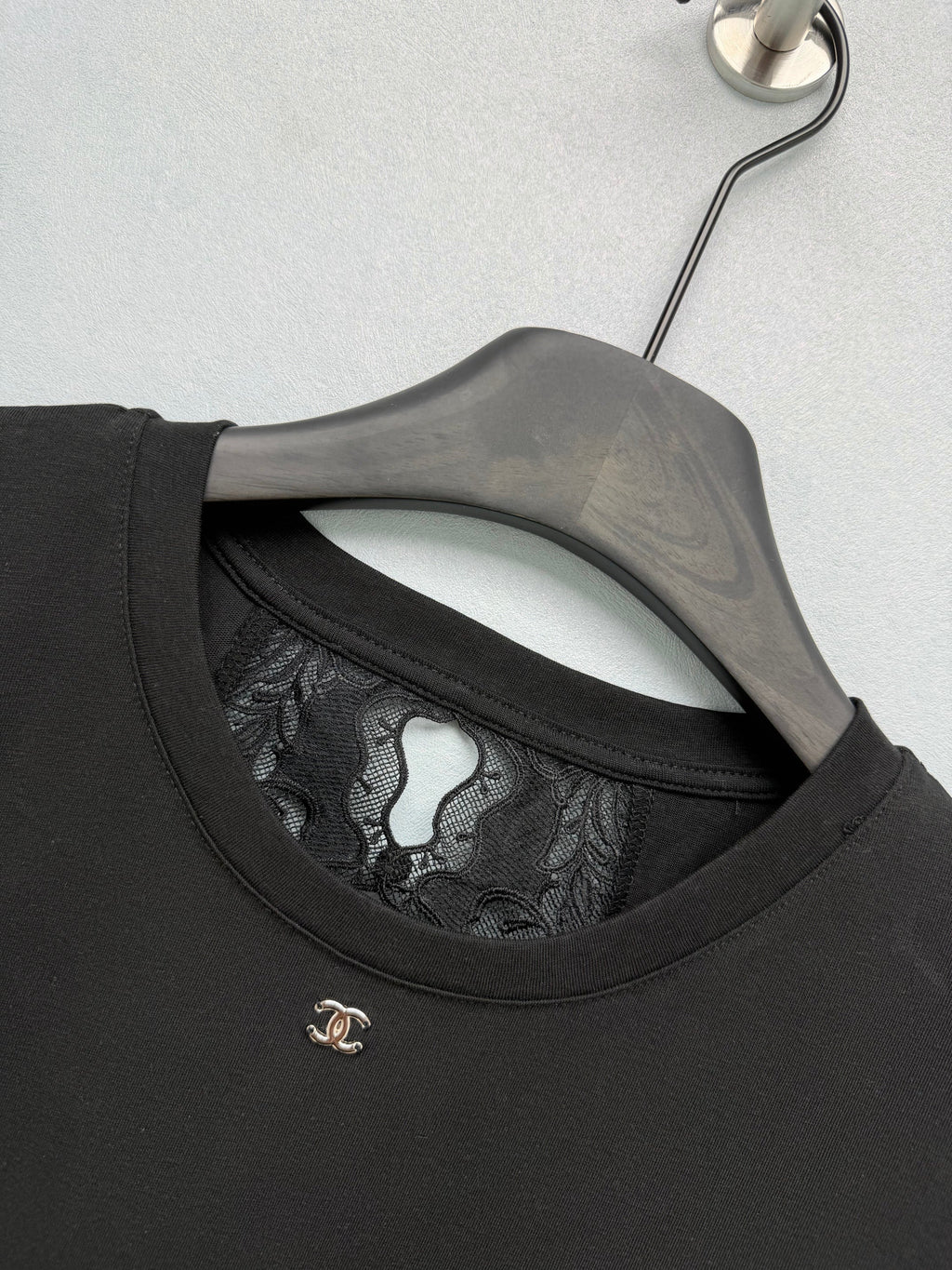 26 New Style: Short-Sleeve T-Shirt with Lace Cutout Back