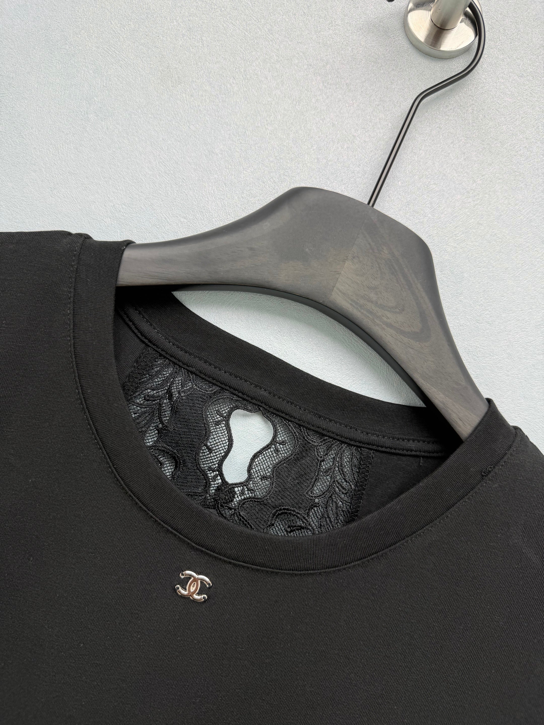 26 New Style: Short-Sleeve T-Shirt with Lace Cutout Back