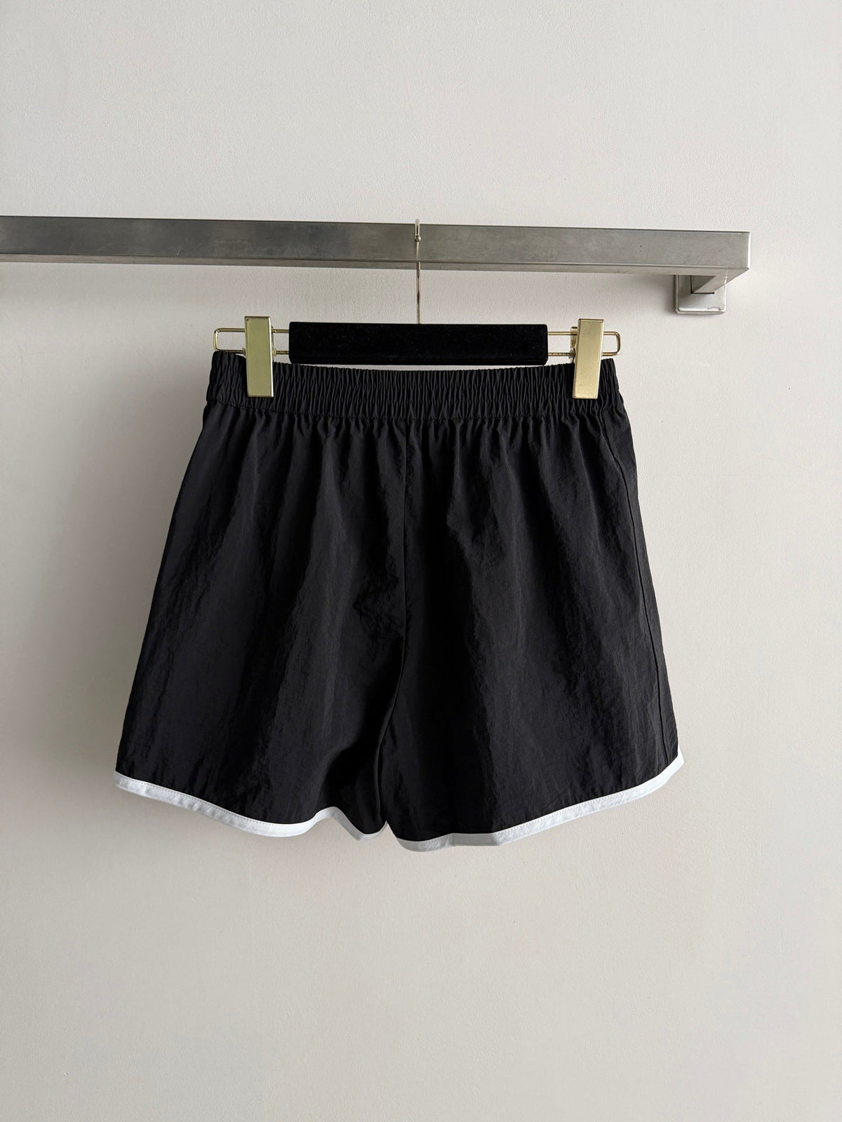 Black and white color-blocked short