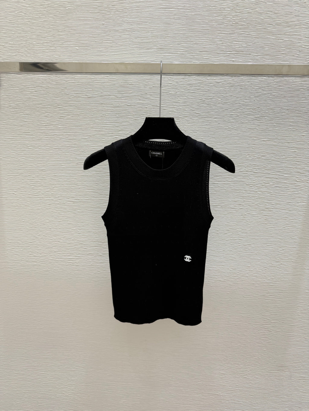 Solid color simple round neck knitted vest