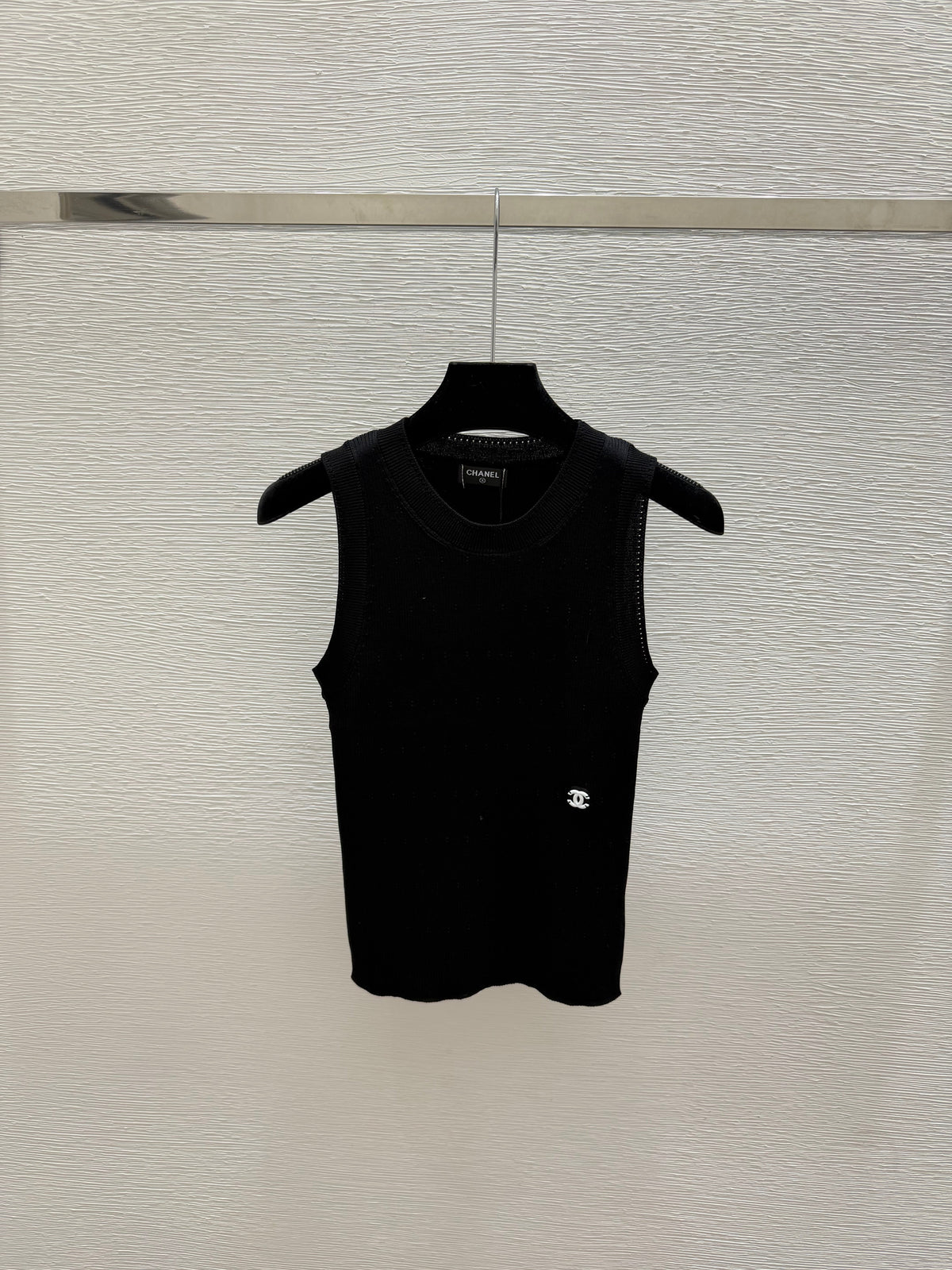 Solid color simple round neck knitted vest